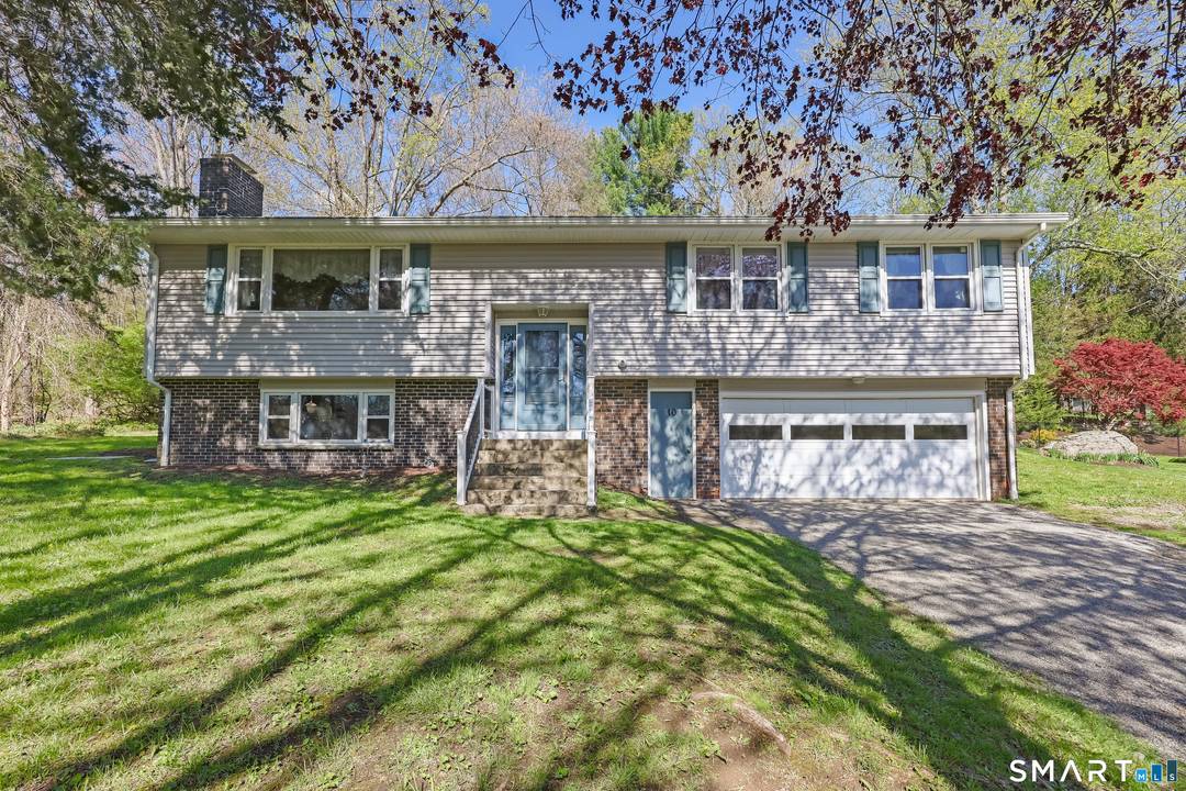 Welcome to 10 Fieldstone Ln in the Merryall section of New Milford.