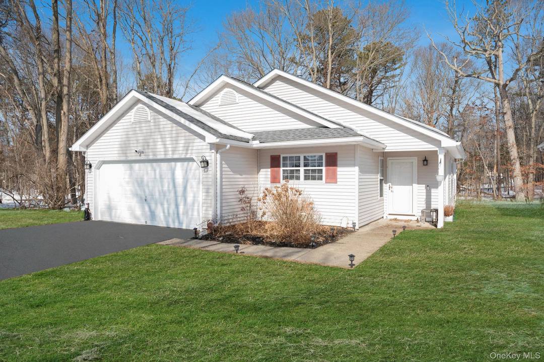 Welcome to this beautifuly maintained, 3 bedroom, 2 bath single family home located in the sought after gated community Strathmore on the Green offering comfort, convenience and lifestyle all in ...