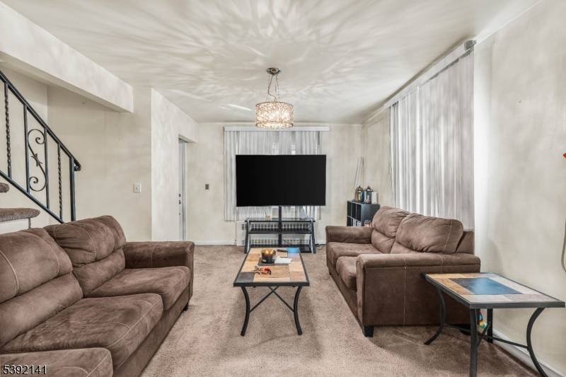 Beautifully maintained 2 bedroom, 1.