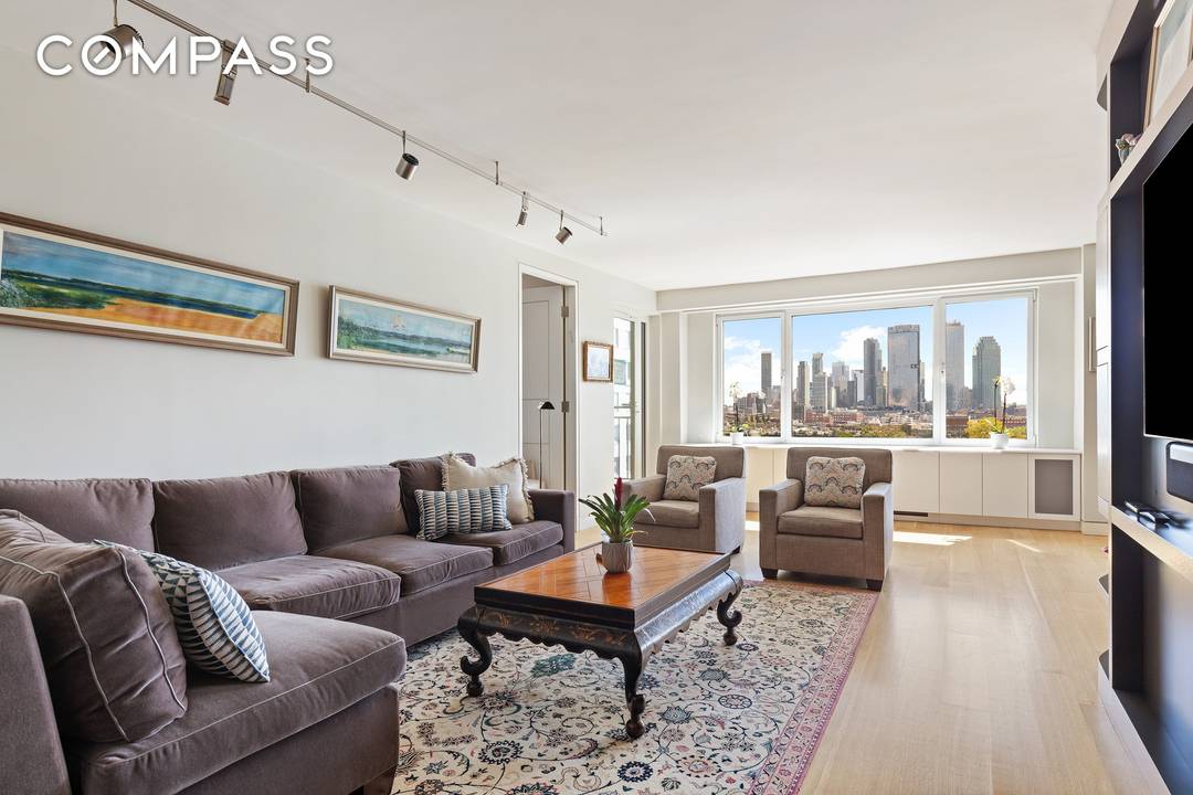 This elegant three bedroom home at 60 Sutton Place South offers exceptional space, natural double exposure light and unobstructed East River views.
