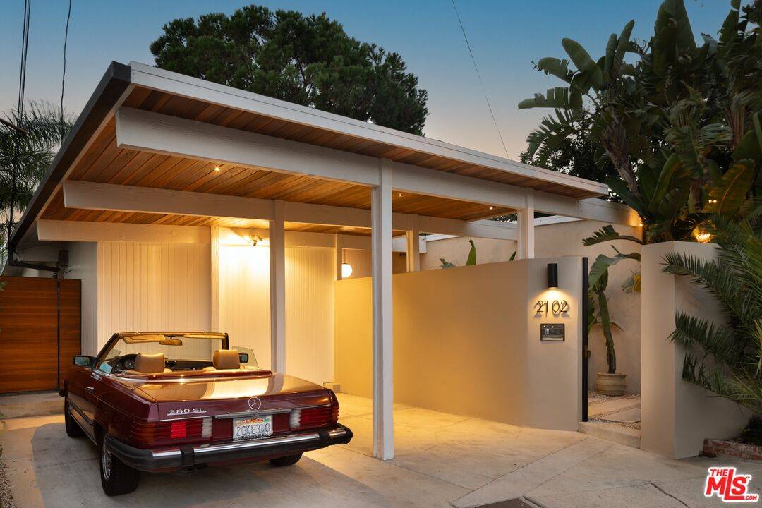 2102 Ridgemont Dr 2BR Hollywood Hills East La