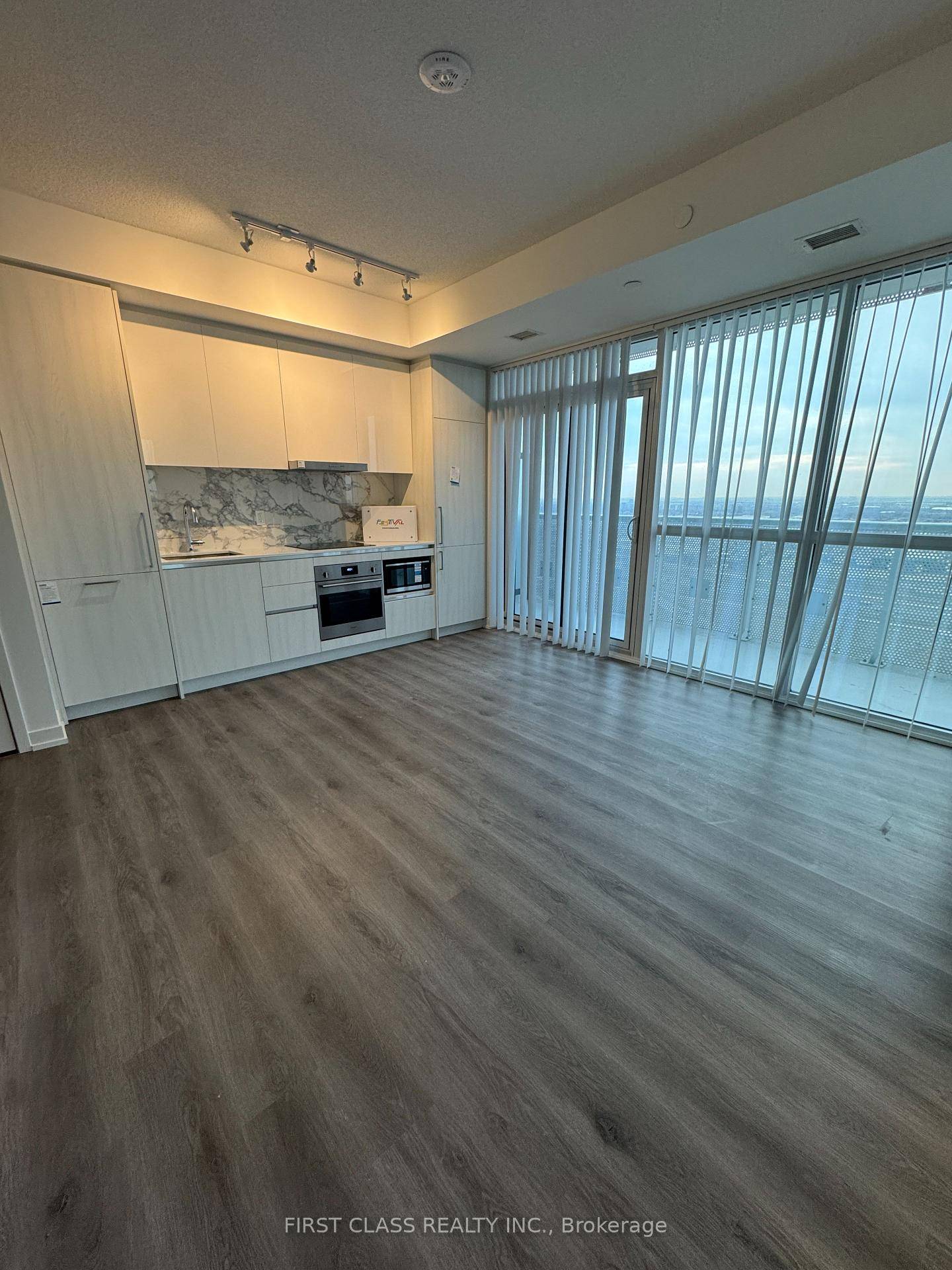 Corner 1 den, den has door window, big round balcony, good enough to be junior 2 bedroom.