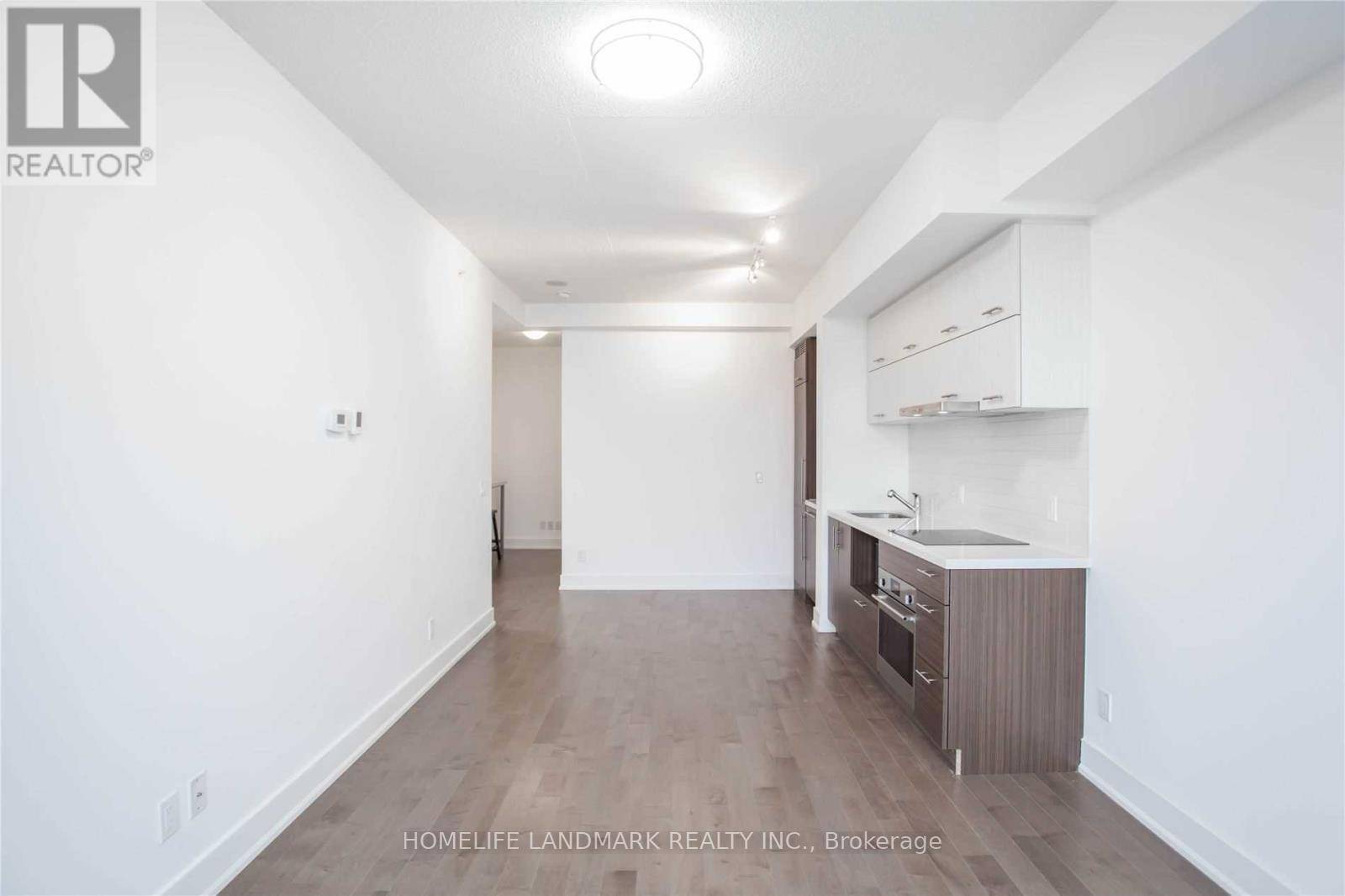 Downtown Markham Desirable Condo, Bright Spacious, Amenities, include Ballroom, share Hotel Morritt pool, Gym, Terrace Patio.