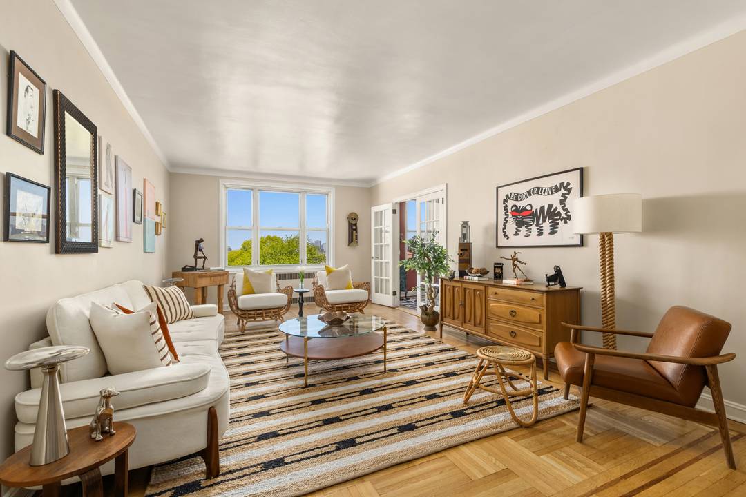 Residence E5 at 44 Prospect Park West is a graciously proportioned two bedroom home offering sweeping Park Slope and Manhattan skyline views directly across from Prospect Park.