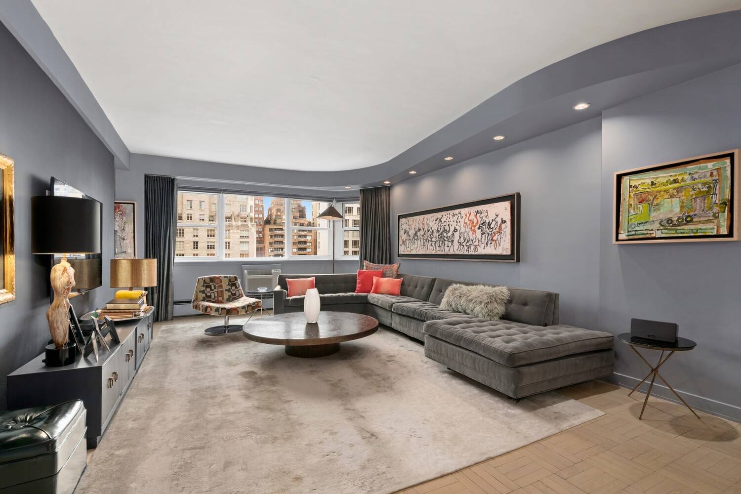 This high floor, recently renovated, 2 bedroom, 2 bathroom home with open city views off Park Avenue is both sophisticated and inviting !
