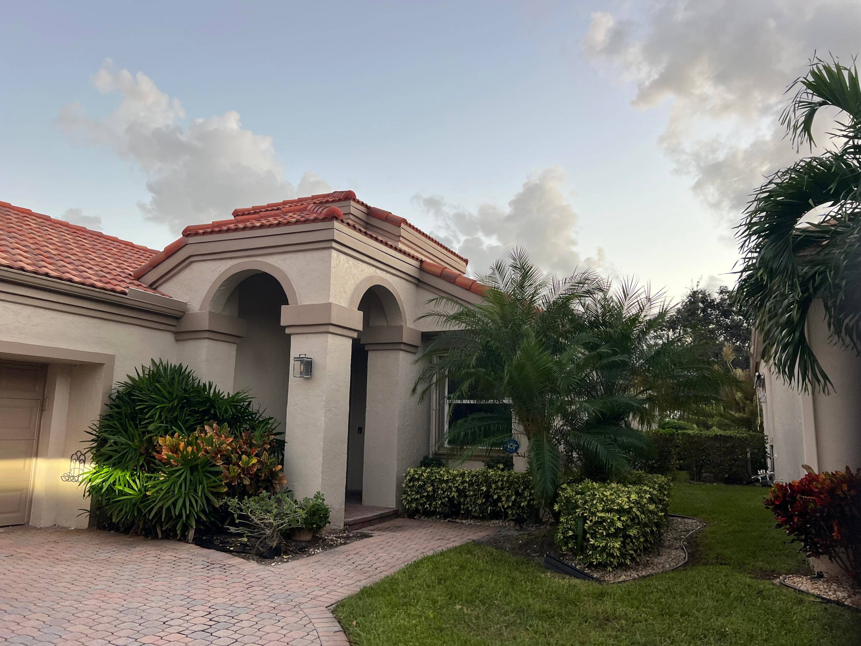 UPDATED 3 BEDROOM HOME WITH A NEW KITCHEN, SPACIOUS PORCH AREA OVERLOOKING A MAGNIFICENT GOLF COURSE.