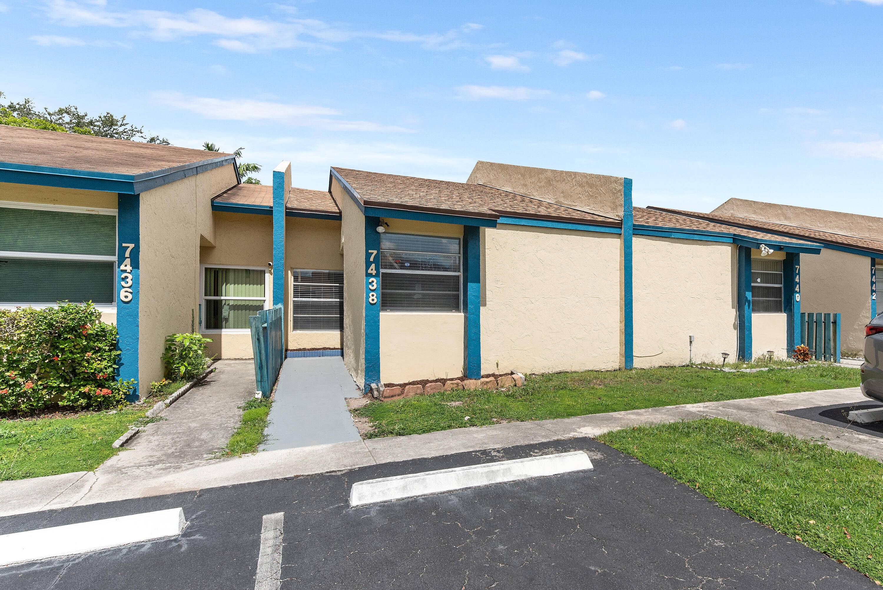 Beautifully updated 2 bed, 2 bath villa located in Inverrary Villas of Lauderhill, just off Oakland Park Blvd.