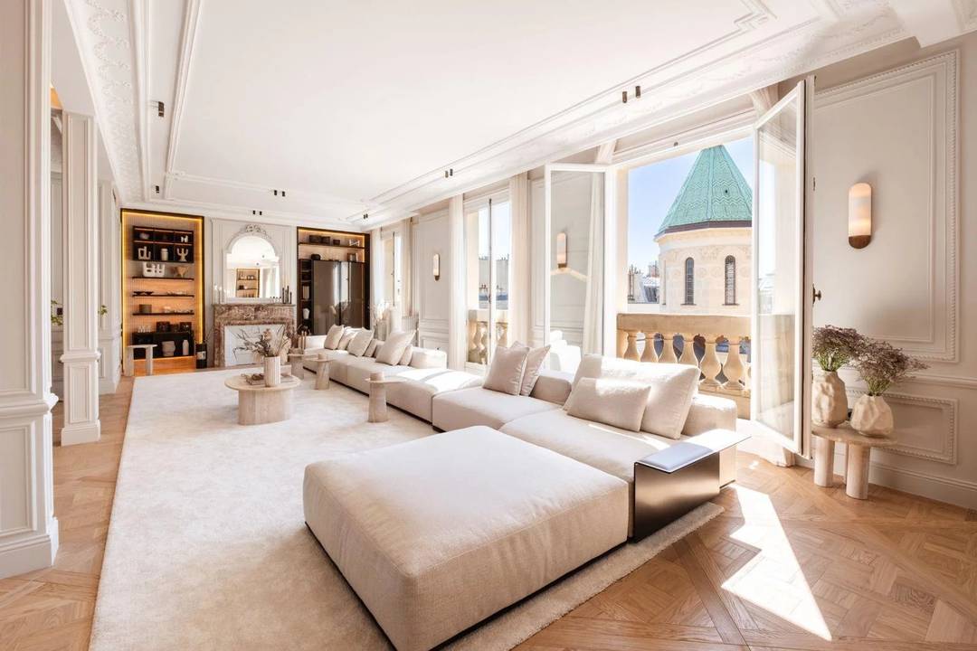 PARIS VIII – Golden Triangle – Elegant Family and Entertaining Apartment