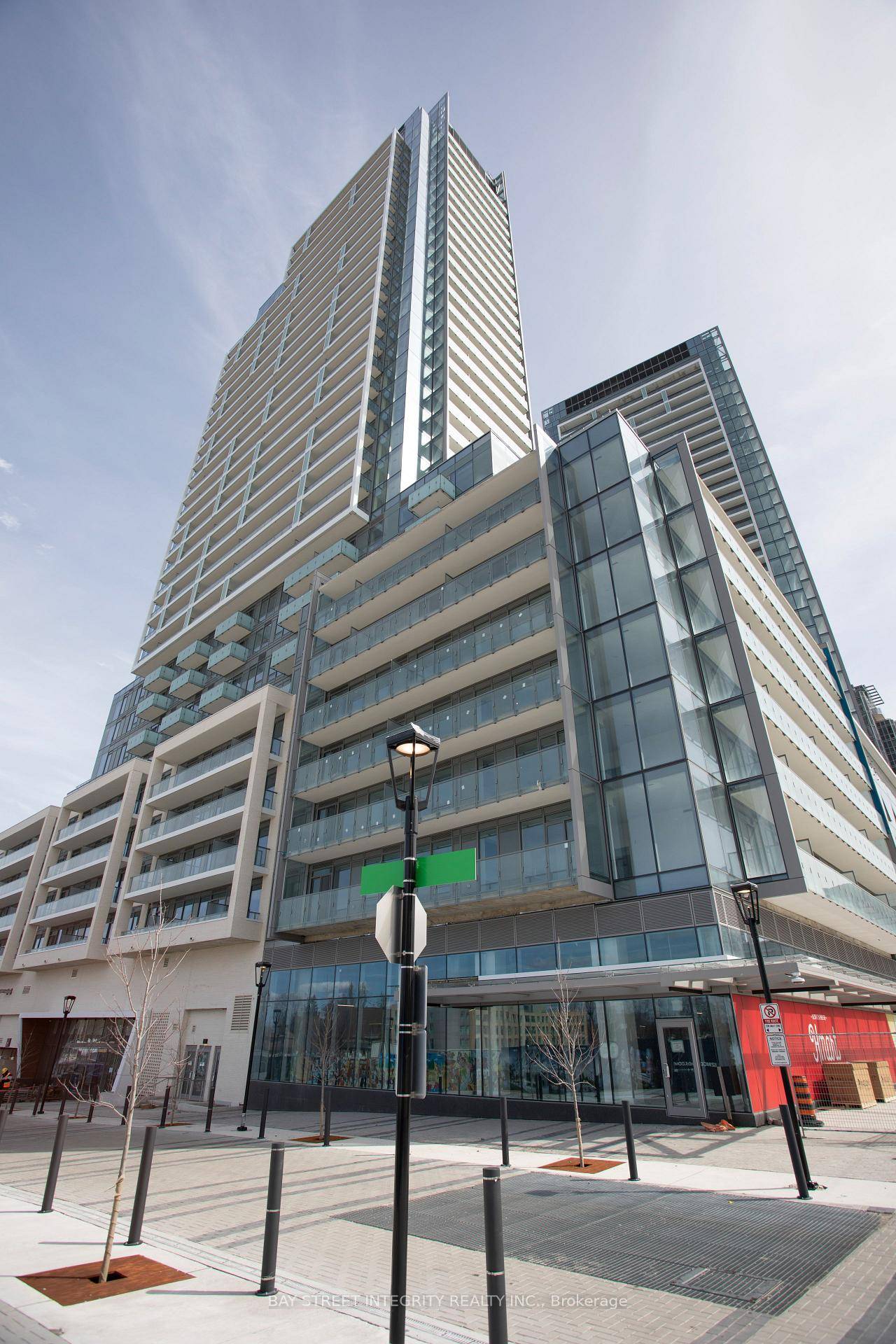 Brand New One Bedroom Unit Flooded with Natural Sunlight and Breathtaking South Facing Unobstructed Views.