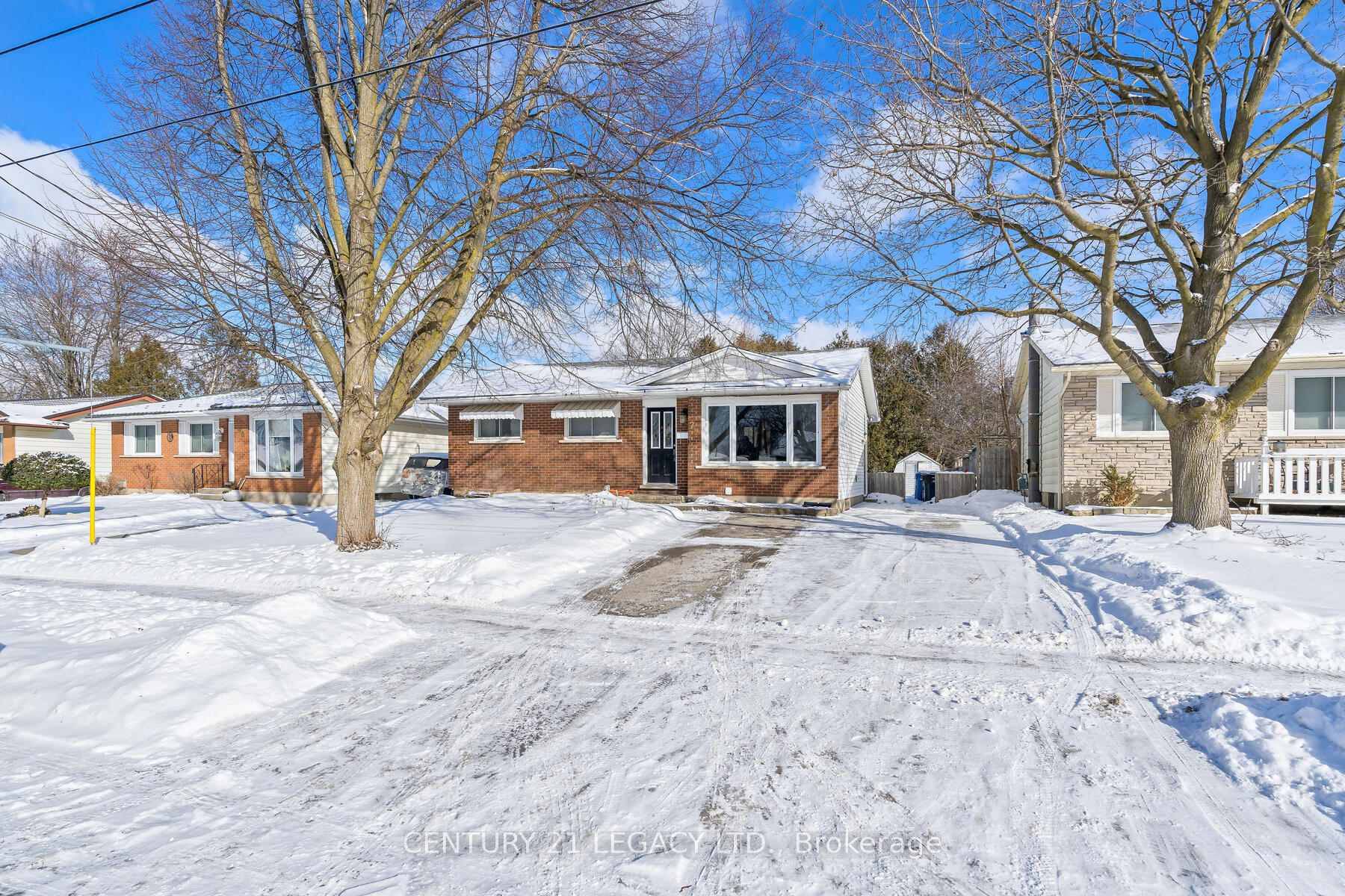 An excellent opportunity awaits first time homebuyers and investors with this charming 3 bedroom bungalow located on a quiet, family friendly street.