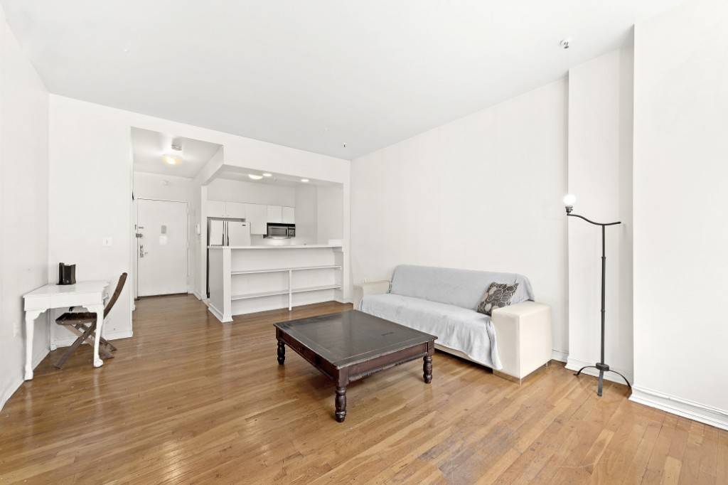 Spacious 1 bedroom with a lot of light, lots of closet spaces, Washer Dryer within the unit, dishwasher.