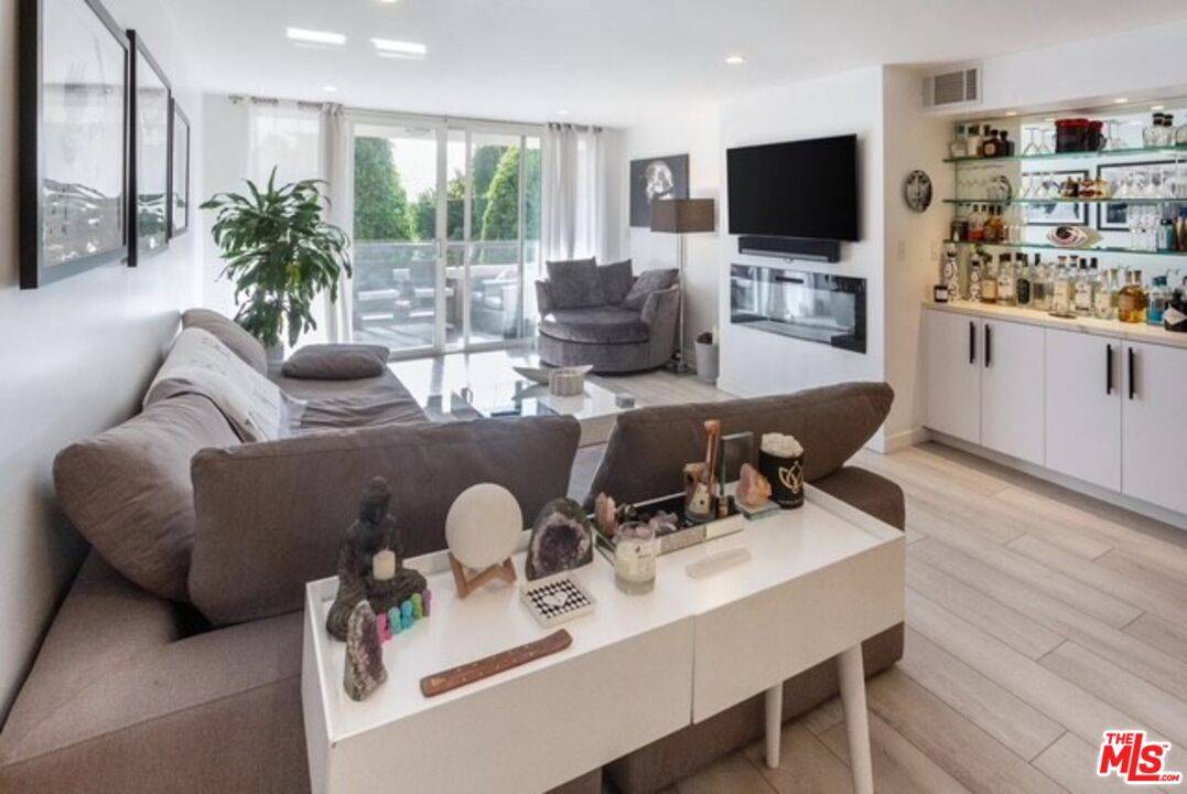 8535 W West Knoll Dr 2BR Sunset Strip La