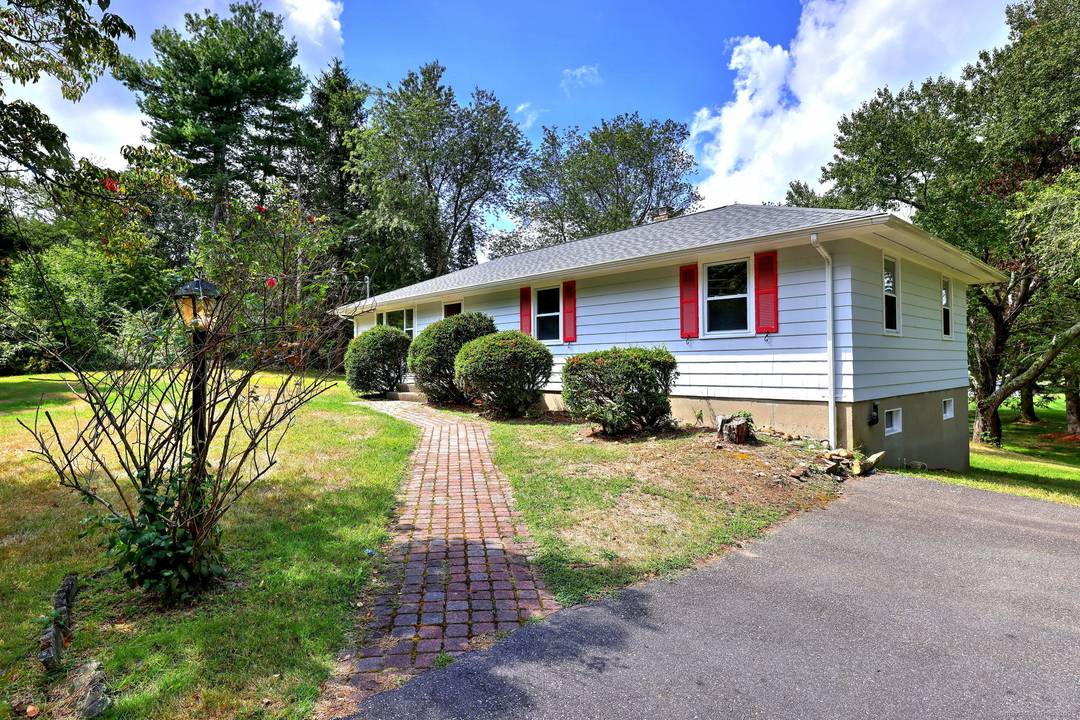 Huntington charm, cozy one level living towards the Trumbull side.