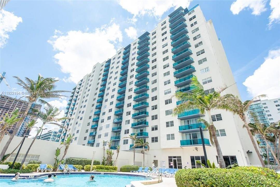 Bright and comfortable 2 bed 2 Bath residence locate in the Sian Ocean on Hollywood Beach.