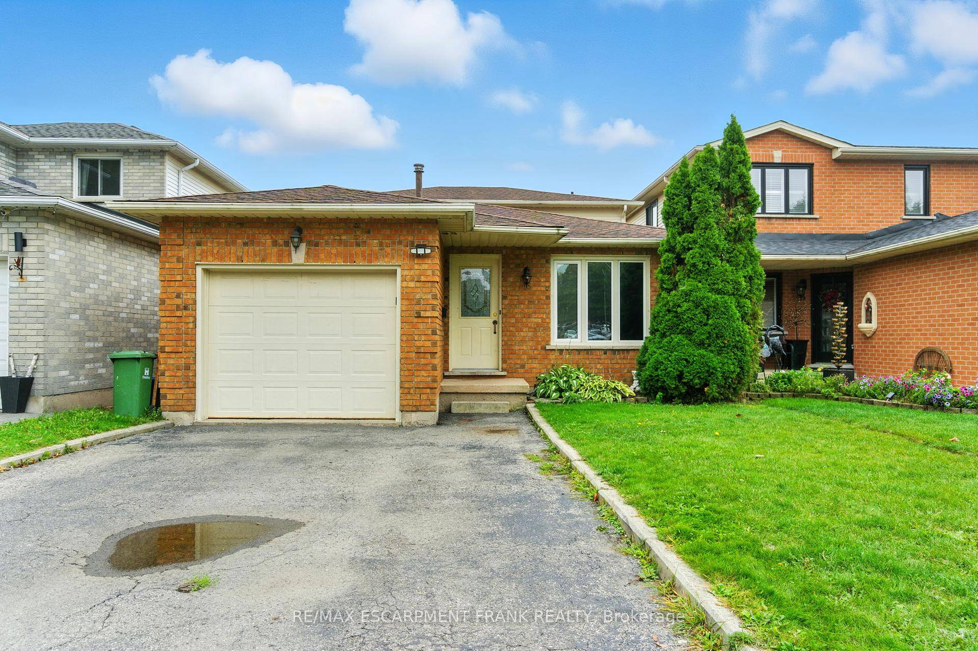 Beautiful 3 bedroom, 4 lvl backsplit in highly sought after pocket of the West Mountain.