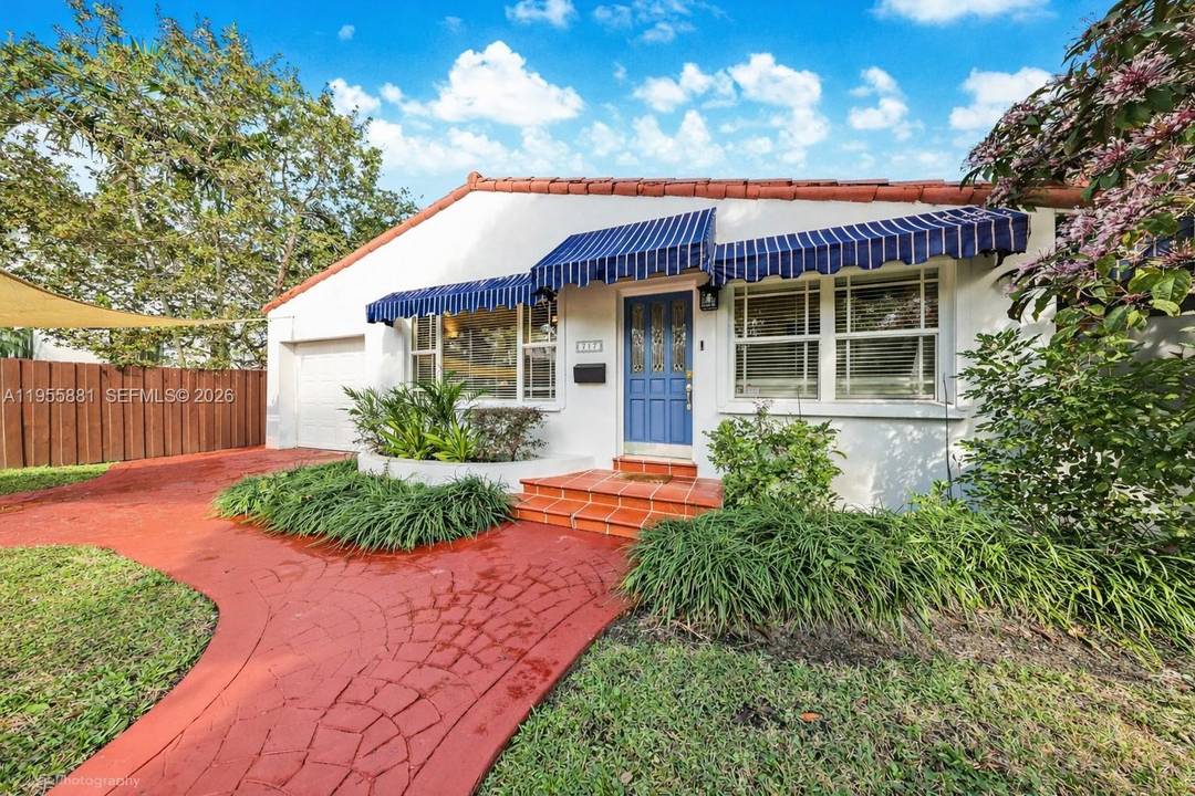 Located in Belle Meade, one of Miami s most sought after gated communities, this charming 1936 residence blends a touch of art deco w thoughtful modern updates, unique visual lines ...