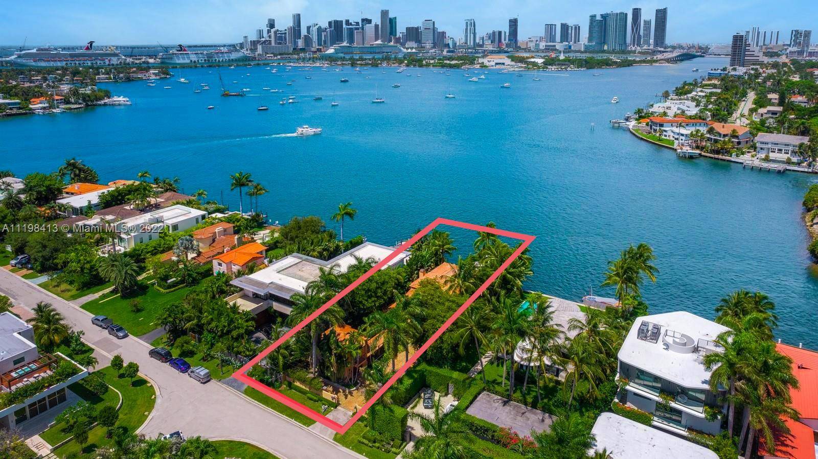 PRIME VENETIAN ISLANDS OPPORTUNITY ON SAN MARINO ISLAND TO RENOVATE OR BUILD YOUR DREAM WATERFRONT ESTATE ON THE WIDE BAY WITH DIRECT DOWNTOWN VIEWS !