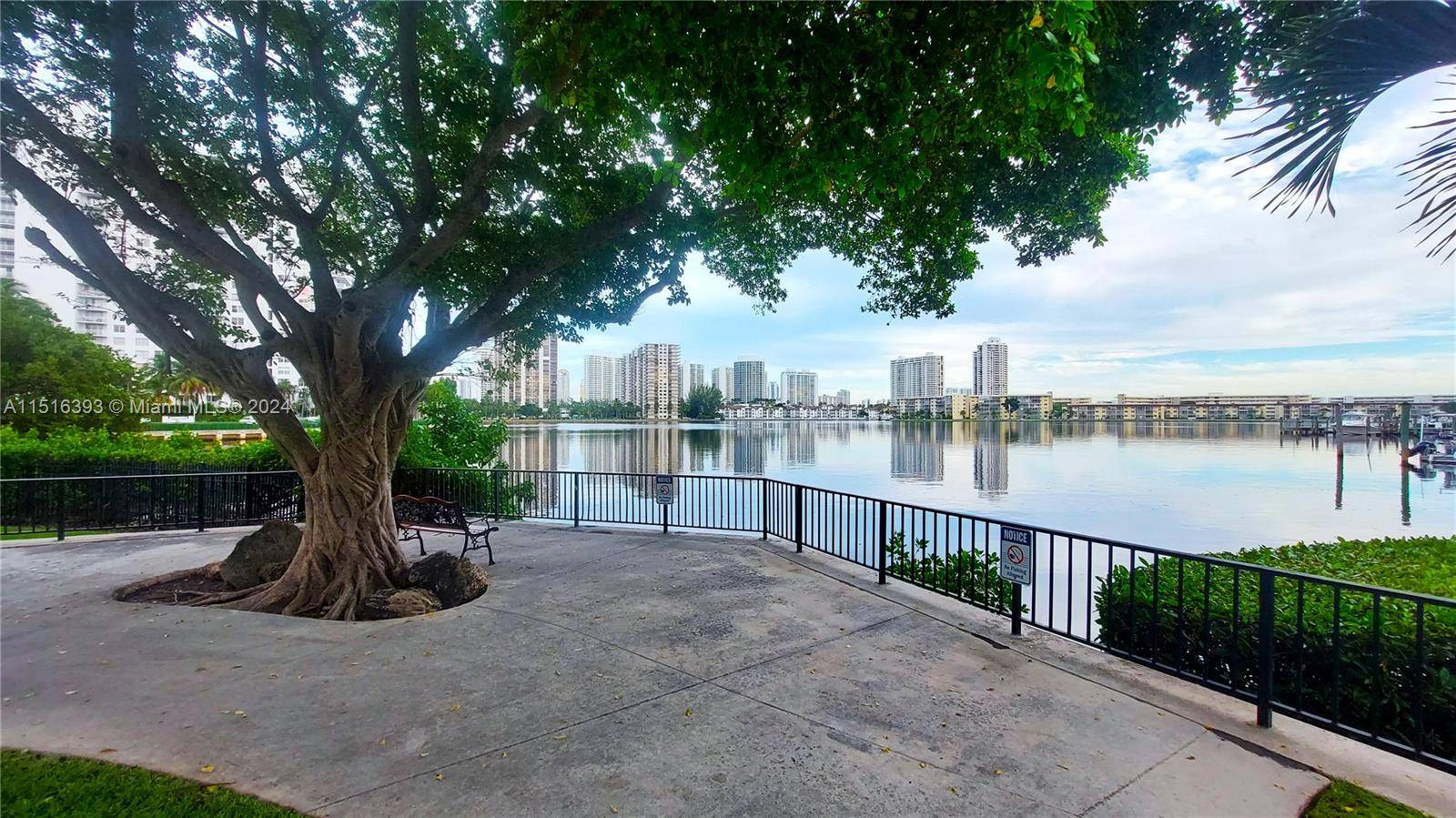 Great 1, 300 SqFt unit with 2 bedrooms and 2 full bathrooms in a building located in Aventura, at the entrance to Williams Island.