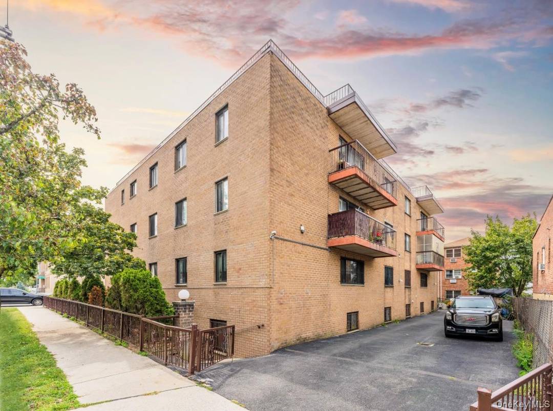 Spacious commercial condo unit over 1, 160 sq.