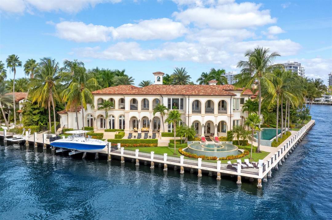 A rare opportunity to own one of Las Olas most exceptional point lot estates, offering an impressive 330' of prime water frontage, perfect for mega yacht dockage amp ; panoramic ...
