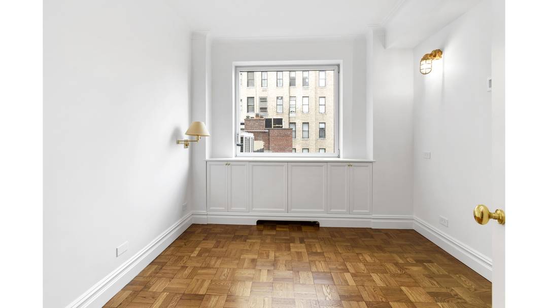Beautiful renovation in prime Fifth Avenue Condo !
