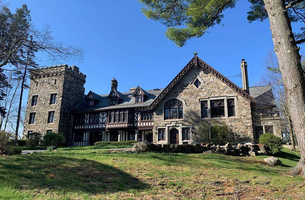 On top of a scenic mountain with nearby lakes and within beautiful gate guarded Tuxedo Park, the Loomis Lab is a three story stone and timbered mansion built in 1901 ...