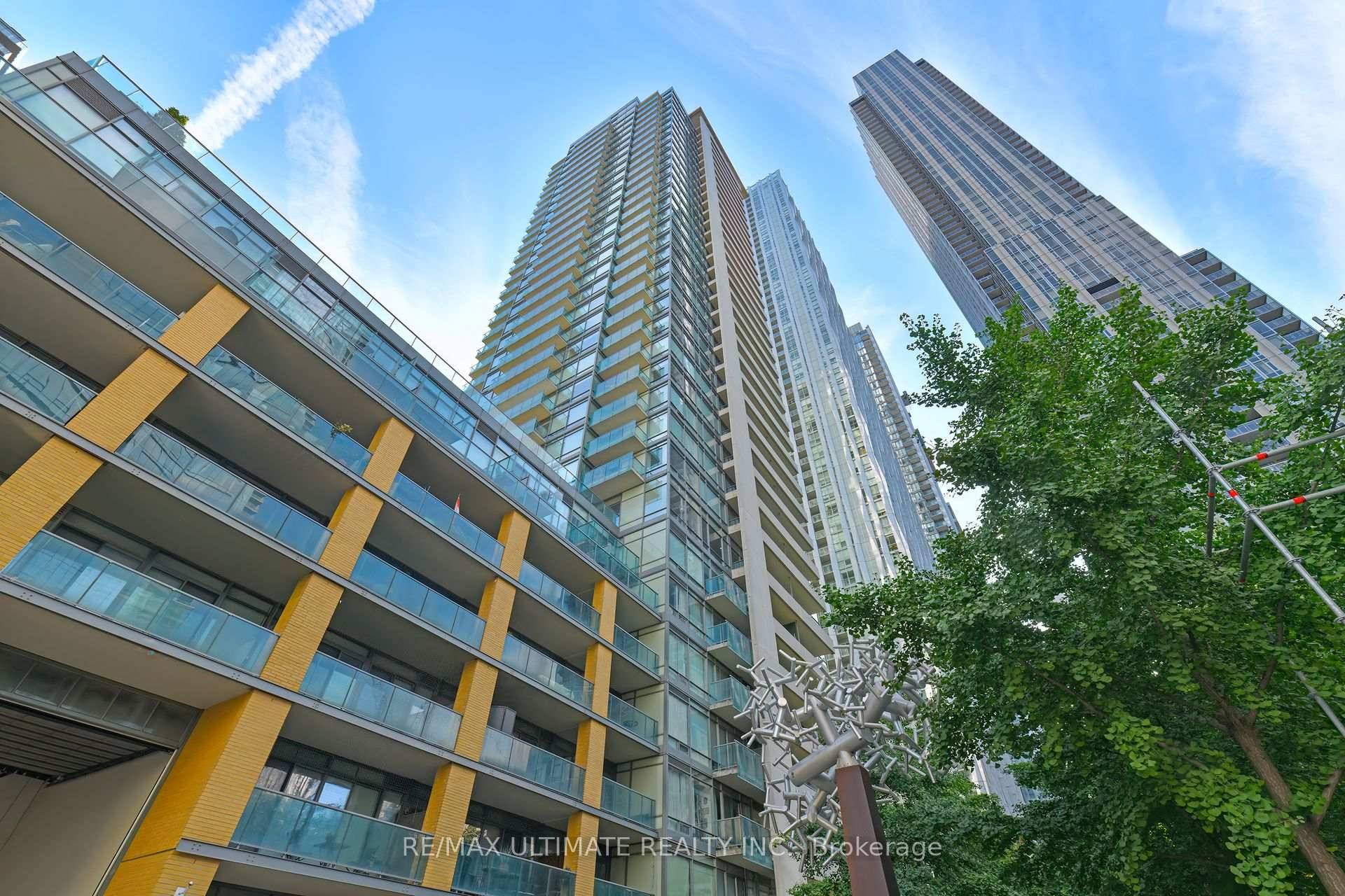 18 Yorkville Luxury Suite, Soaring 9Ft Ceiling on a High Floor with a Stunning West View Overlooking Yorkville.