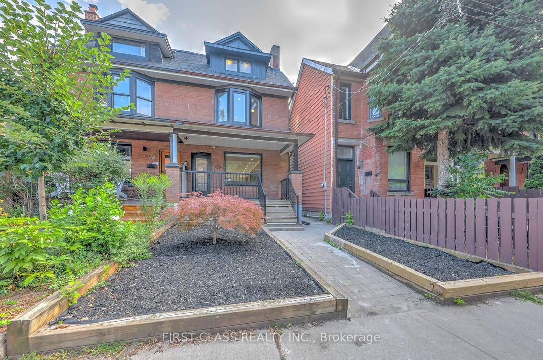 Welcome to this true architectural nested in the Toronto heart Little Italy.