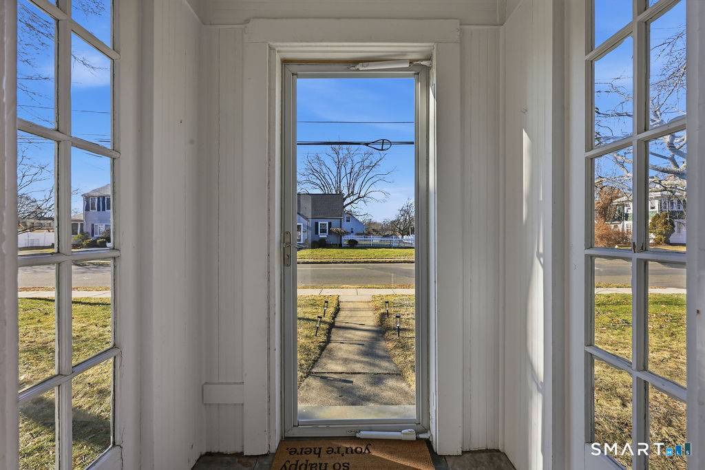 FULLY FURNISHED, TURN KEY DUTCH COLONIAL RENTAL ALL UTILITIES INCLUDED AVAILABLE NOW !