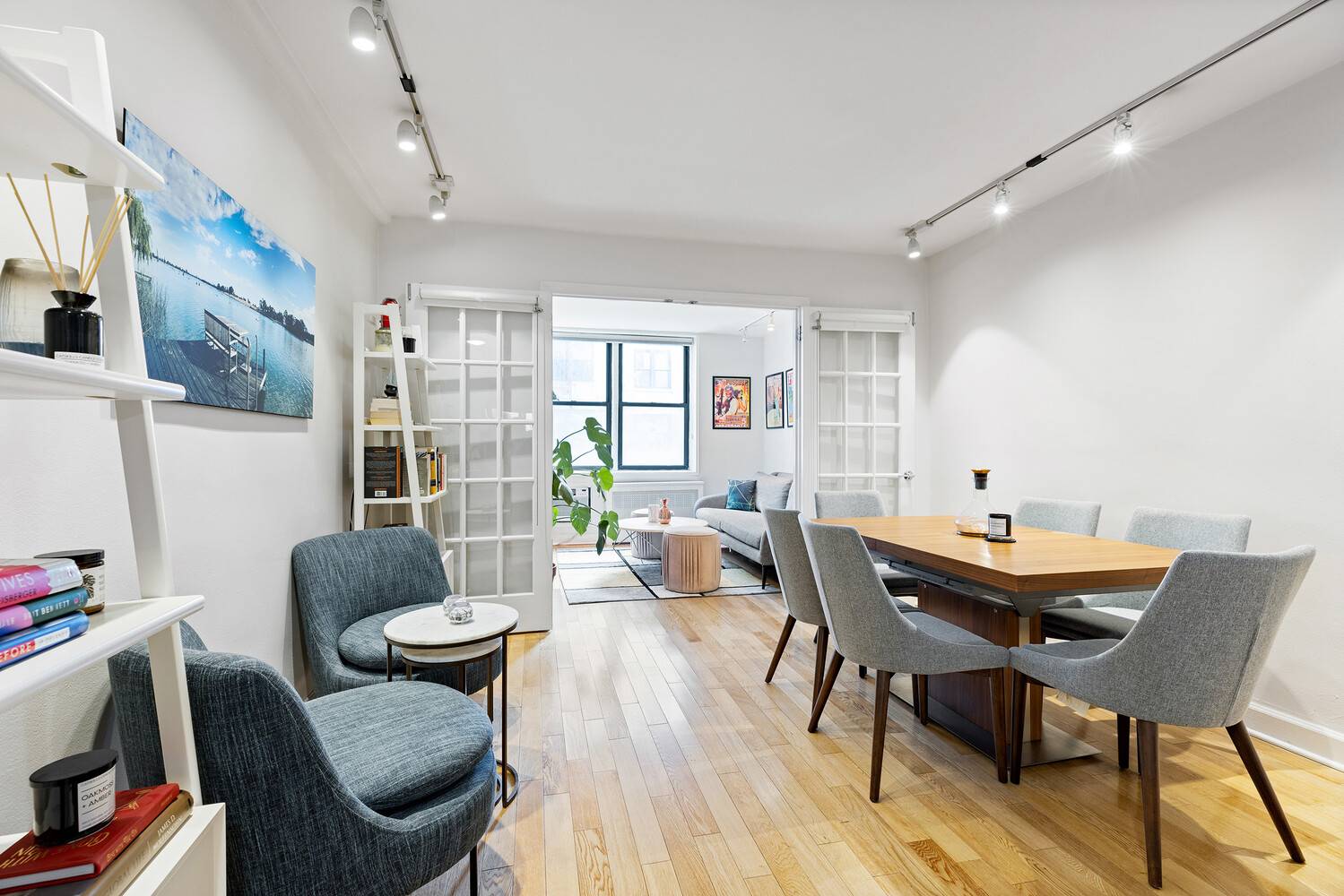 OCCUPIED APARTMENT 24 hours notice needed.