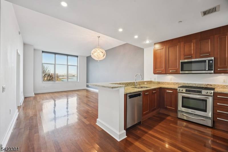 Experience the ultimate in Gold Coast luxury at Watermark on the Hudson, a premier Five Star building offering over 40, 000 square feet of world class amenities.