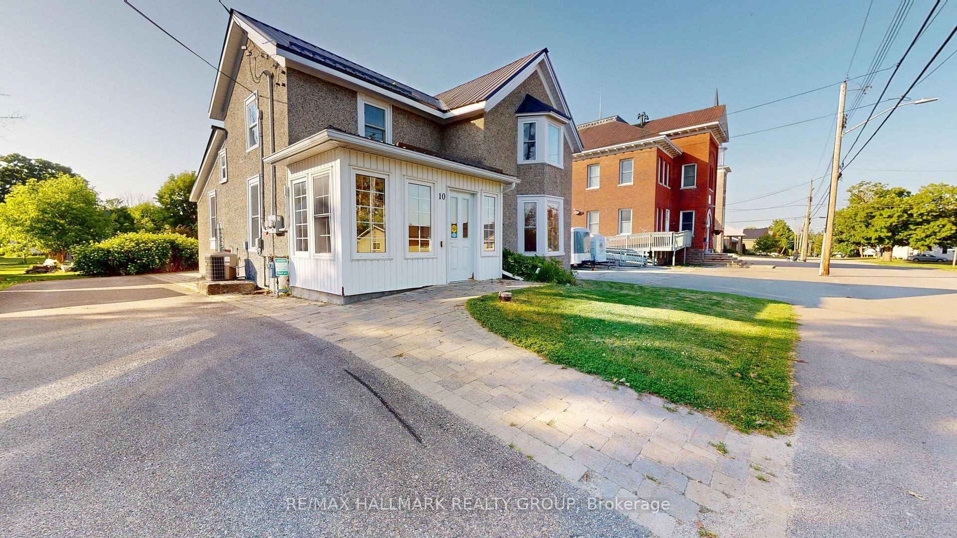 Ready to invest ? This multi unit property is ready for it's new Owner !