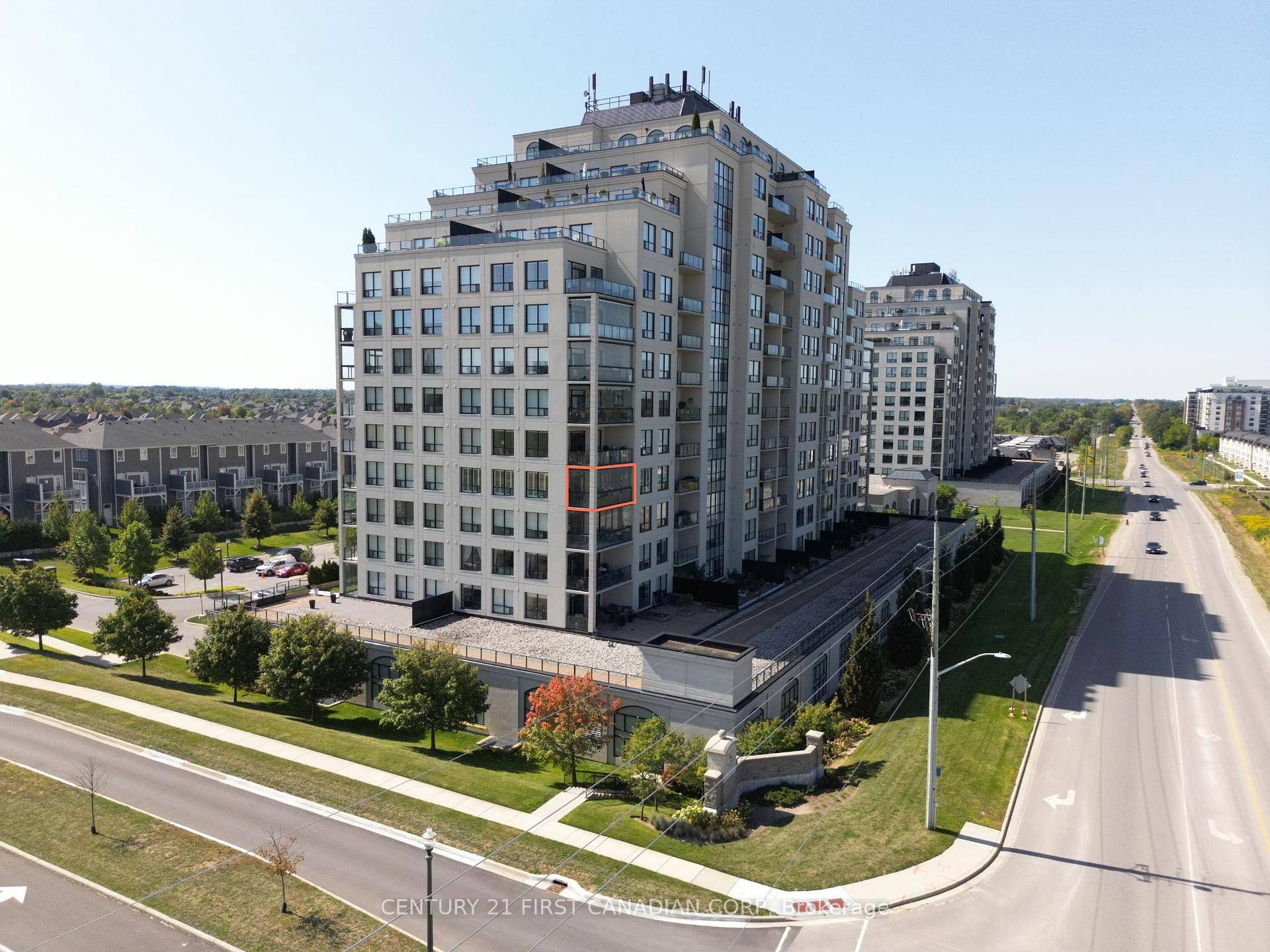 Luxurious amp ; Spacious Corner Unit with Stunning Views Step into this bright and expansive condo featuring hardwood floors throughout and an open concept layout surrounded by floor to ceiling ...