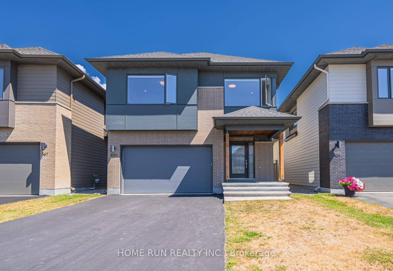 This is one of HN Homes' MOST POPULAR and biggest 35' model, the Aston, situated on a quiet and established street lined up with gorgeous modern homes in the Riverside ...