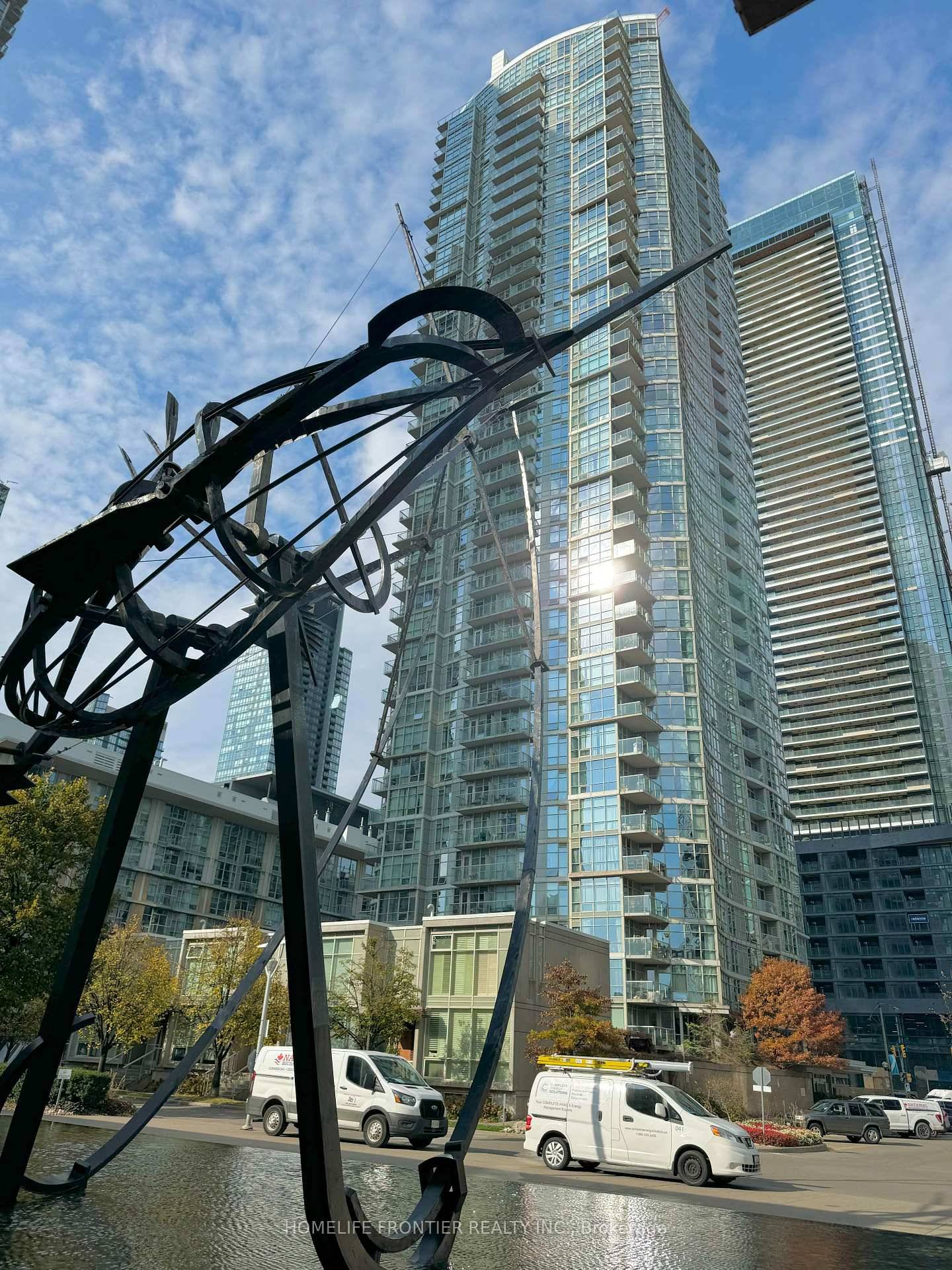 Bright and Spacious 1 Br Den Corner Unit With an Amazing Open Concept Layout On A High Floor In The Heart Of Downtown !