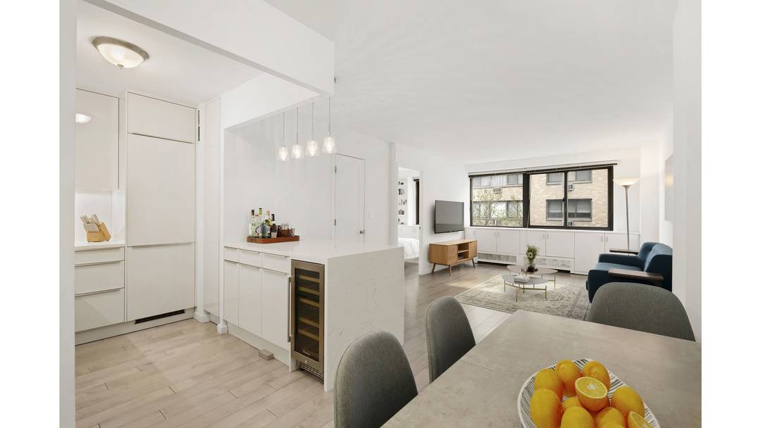 Rare Opportunity at 16 West 16th Street Combine 6ES 6FS A rare opportunity awaits at 16 West 16th Street with the offering of two adjacent residences, 6ES Alcove Studio and ...