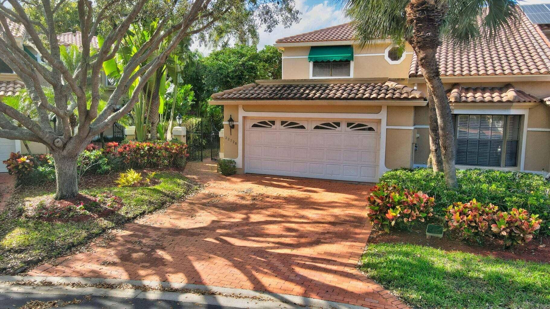 RARE FIND ! ! Absolutely gorgeous townhome with 3 spacious bedrooms plus den, with 3 full bathrooms.