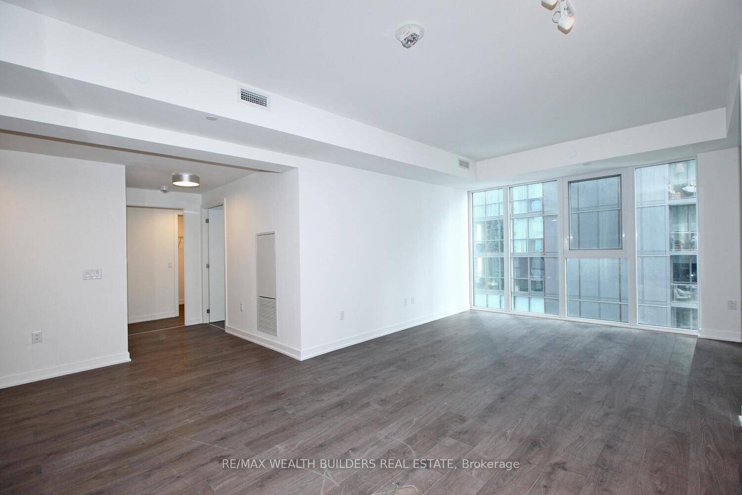Offering A Rare Large 3 Bedroom 2 Washroom Floor Plan Boasting 1095 Square Feet Of Living Space Built By The Amazing Great Gulf.