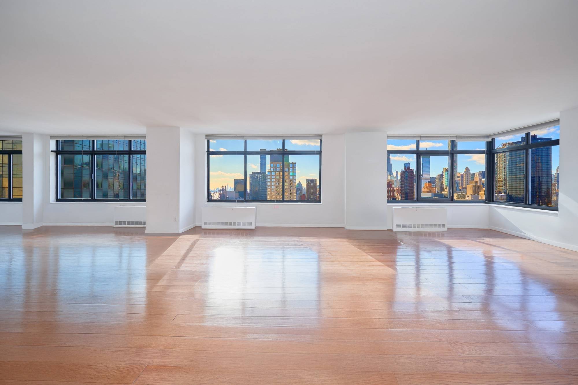 EXQUISITE 3 BEDROOM, 3. 5 BATH CORNER RESIDENCE AT THE KINGSLEY !