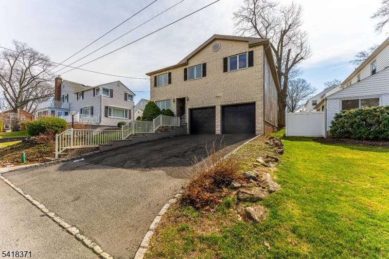 Welcome to the Putnam Manor neighborhood, where this Colonial is waiting to be your forever home !