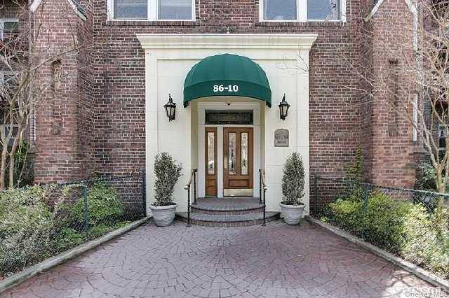 This bright one bedroom apartment is spacious and with a lot of natural light.