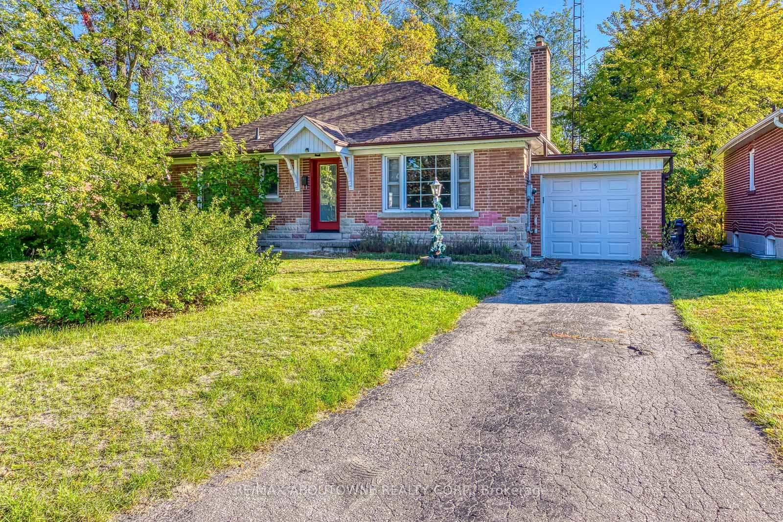 Beautifully Updated Detached Home for Lease in South Sunnylea Available Immediately !