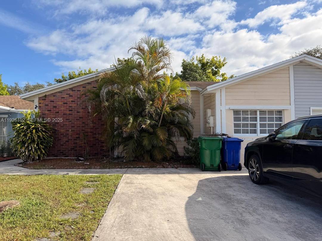 Beautiful Townhouse located in the desirable community of Miramar.