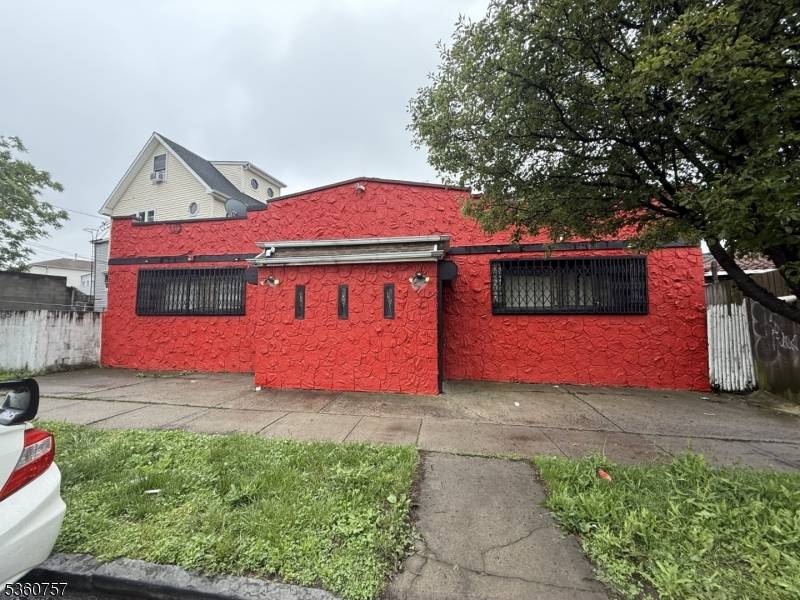 Great opportunity to purchase this 3 unit mix use commercial building in an up and coming area.