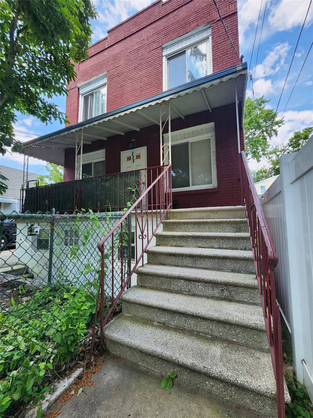 RARE INVESTMENT OPPORTUNITY IS AVAILABLE IN THROGS NECK 4 UNITS Multi Family Building with 4 apartments and duplex with 1 Bedroom Apartment at the lower level AND EXTRA 1 BED ...