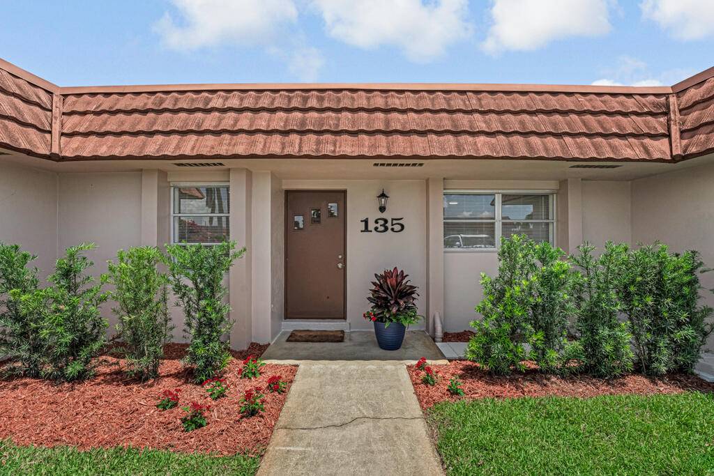 Welcome home to this very spacious and beautifully remodeled villa, offering lots of natural light.