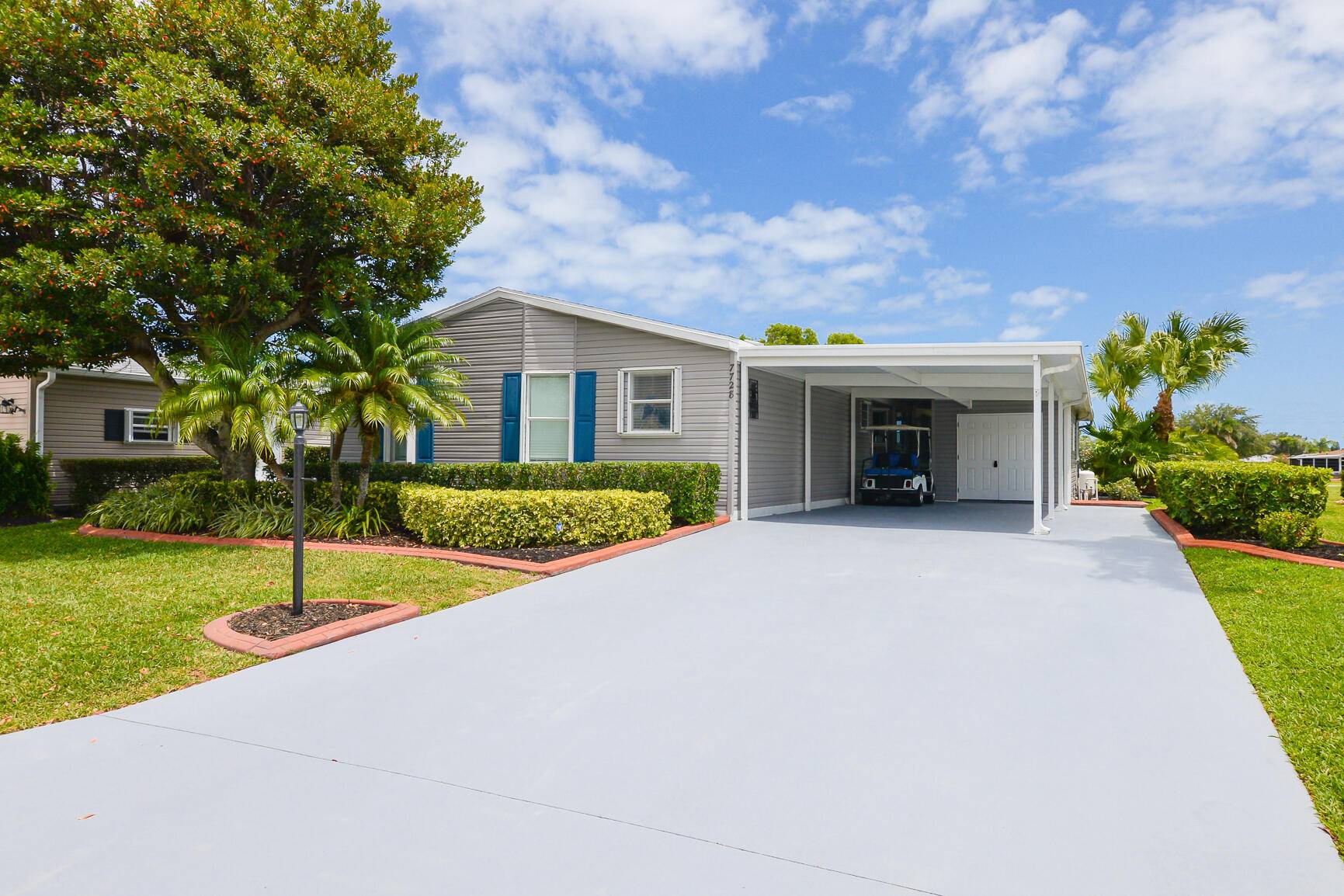 Welcome to this stunning Islander III model located in the desirable 55 Savanna Club community.