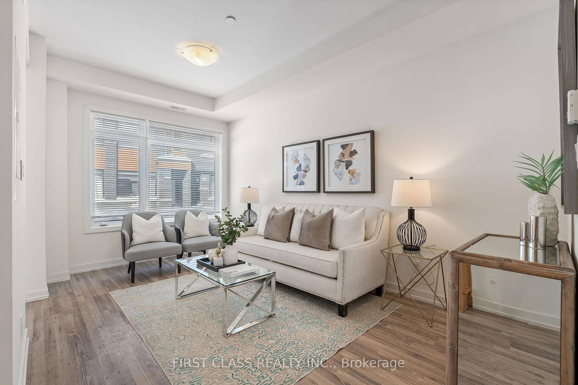 Modern 3 Bedroom Townhouse in a highly sought after location in the heart of Richmond Hill.