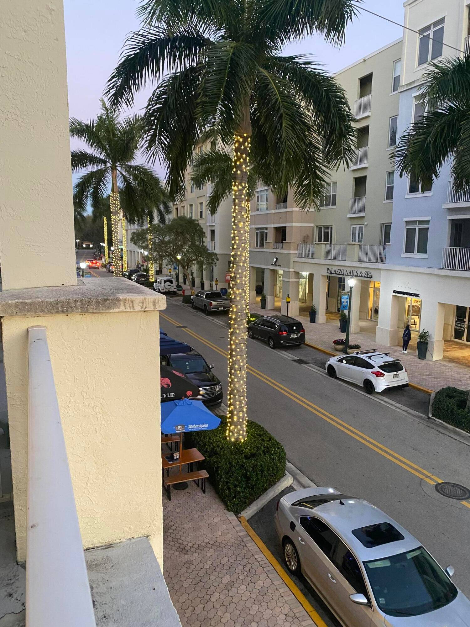 Great location ! ! Experience the best of Jupiter living in this beautifully furnished 1 bedroom condo, on 2nd floor spacious bedroom with large closet, open kithcen and family room ...