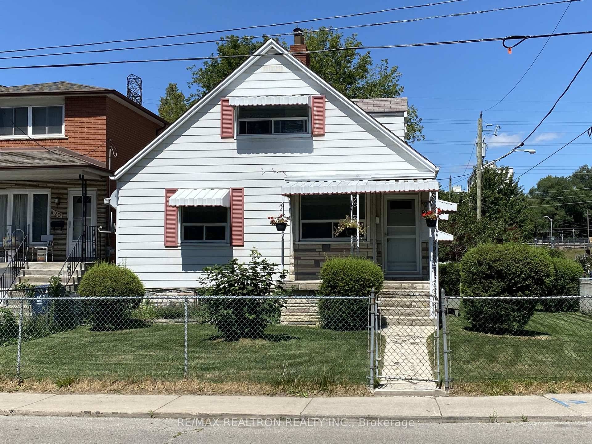 Welcome to this 2 bedroom, 1 bathroom basement apartment located in the desirable Oakridge community of Toronto.